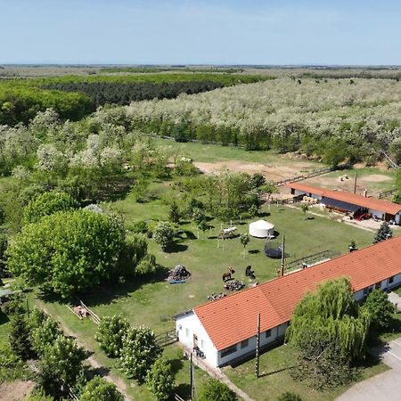 Akácliget Vendégház és Major Ofeherto Exterior foto
